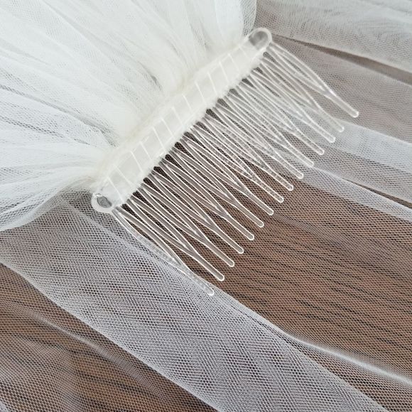 Ivory / White Fingertip tulle wedding veil - Picture 7 of 10